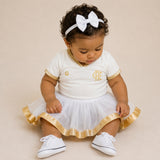 Kit Luxo Body Bebê Oficial Proteção UV Premium Branco e Dourado Flamengo Menina – Saia, Tênis e Laço