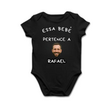 Kit Camiseta e Body Esse Papai Pertence a...
